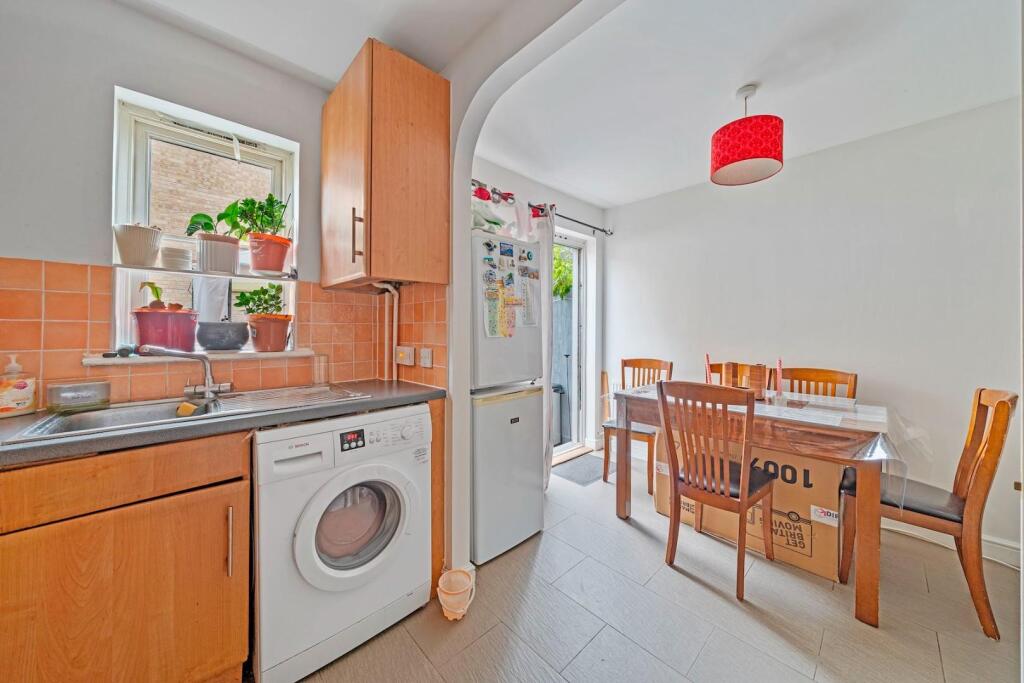 11-bf7181011 - NS - PropWorld - 2 Oaklands Court -