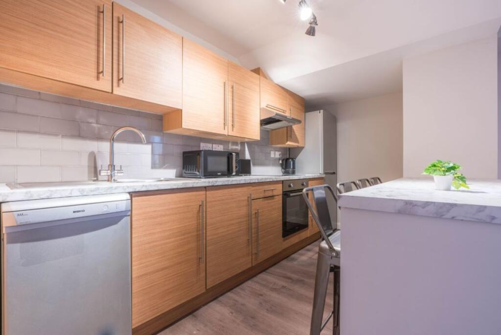 KH10 - Living Area / Kitchen