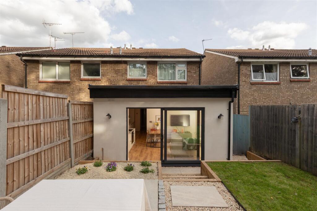 Fosters Close, E18