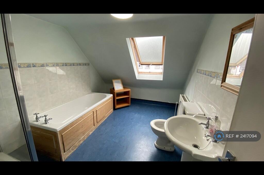 Lovely Upper Bathroom Sunny And Clean 
