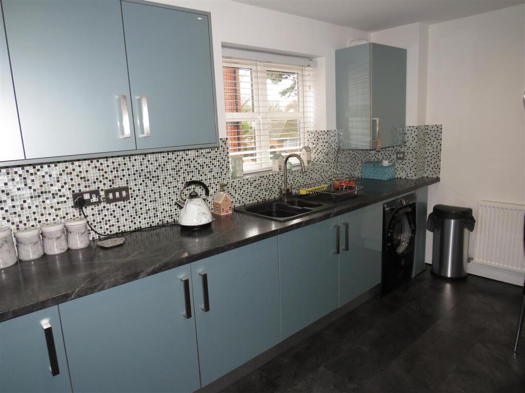 Well Fitted Kitchen/Breakfast Room