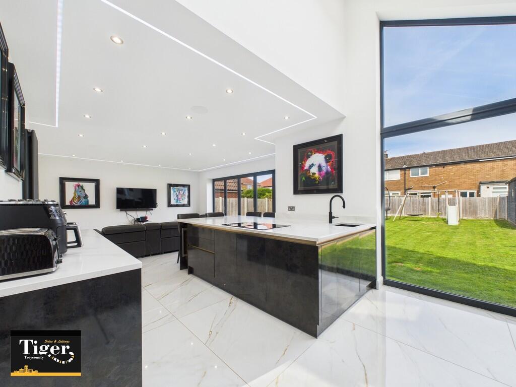 CAM02176G0-PR0559...