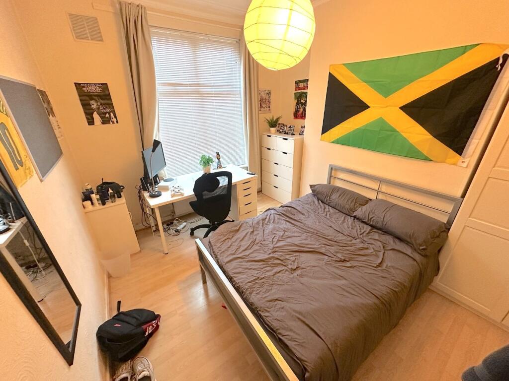 Bright, neatly presented double bedroom with a ...