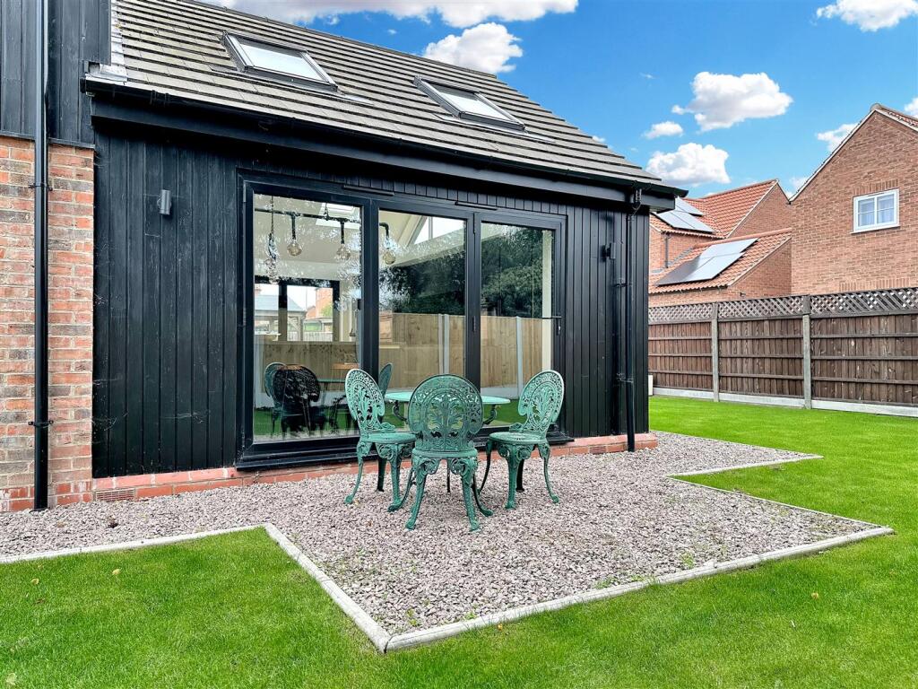 BI-FOLD DOORS &amp; Seating Area 280