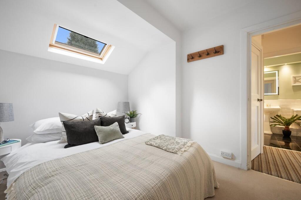 BEDROOM 5 TO LANDING