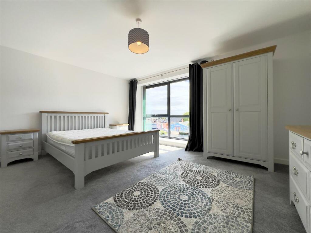 bedroom 1 (5).jpg