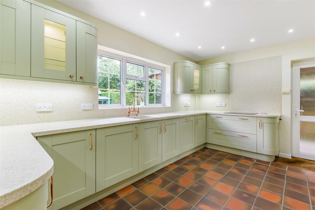 Kitchen 2.jpg