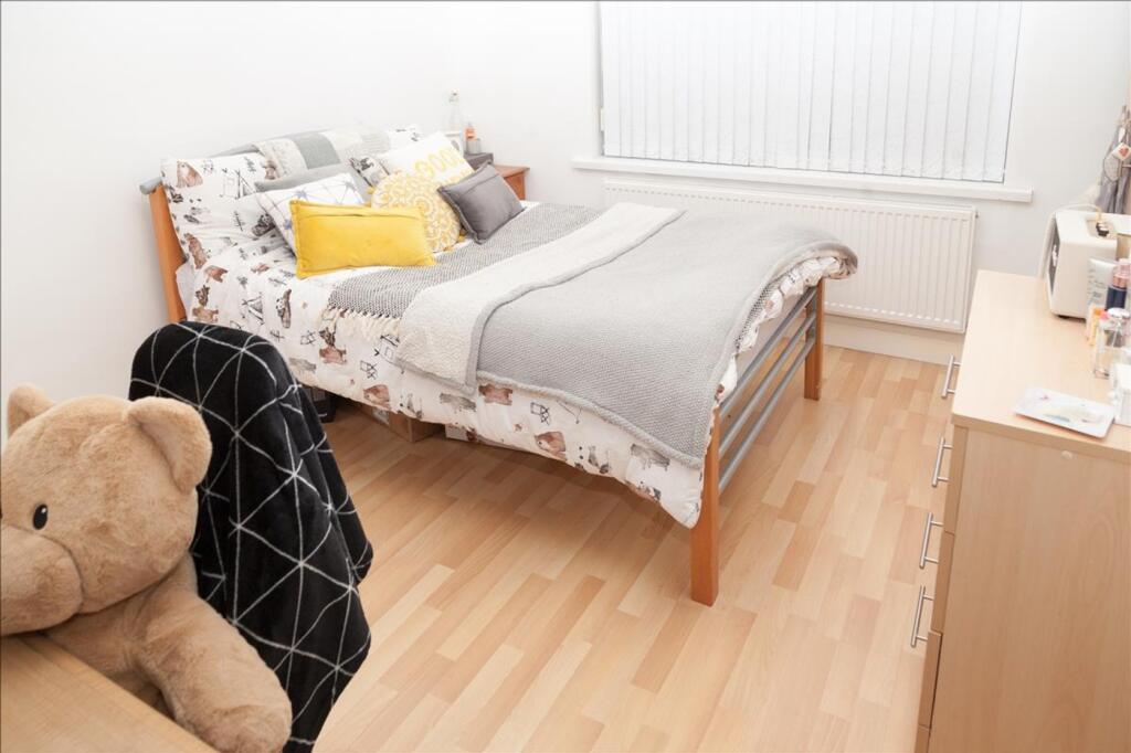 A cozy double bedroom featuring a comfortable b...