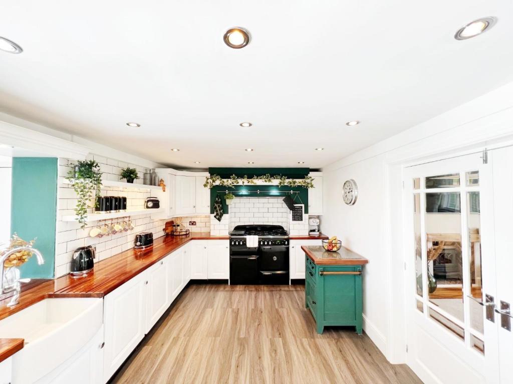 Kitchen pic 2.jpg