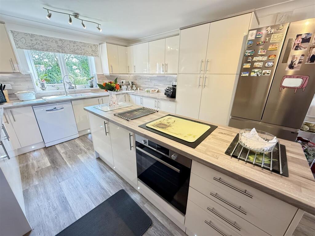 Kitchen/ Dining area