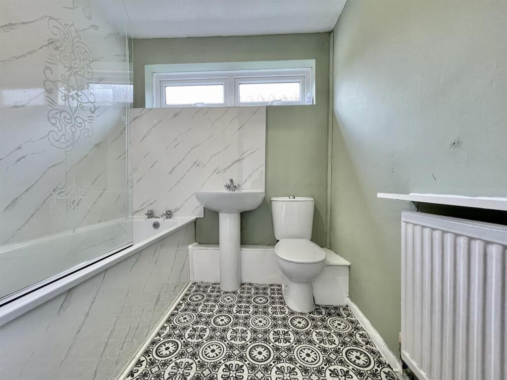 141 Blackden Walk Bathroom (2).jpeg