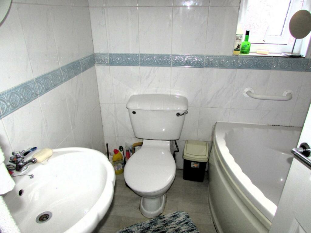 Deanway6bath1.JPG