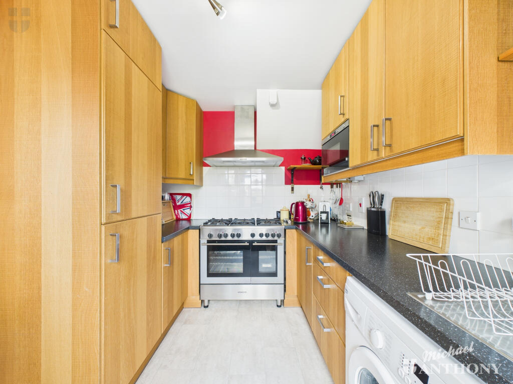 CAM03218G0-PR0615-STILL009