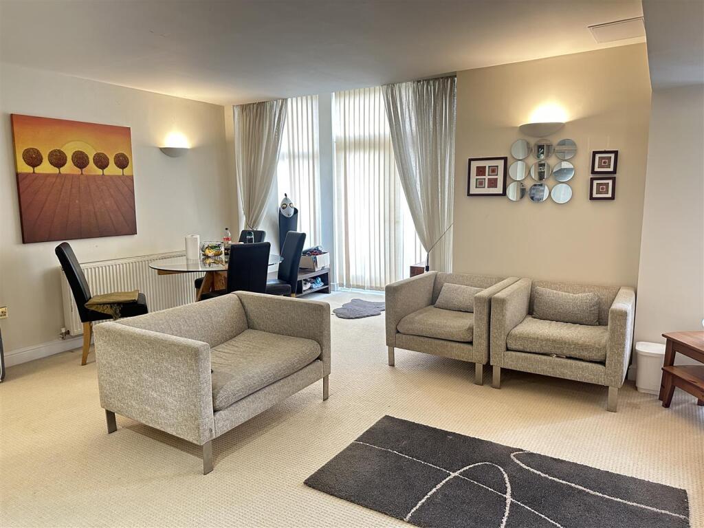 Open Lounge, Diner &amp; Kitchen