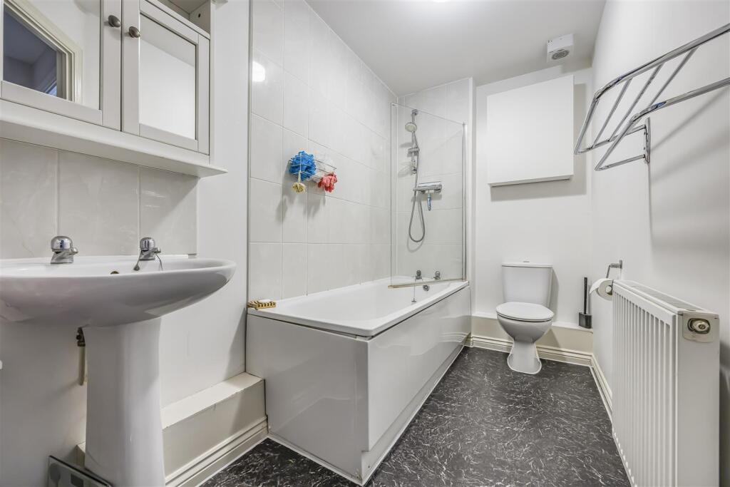Flat 11, 2 East Shore Way, Baffins-PorticoMarketin