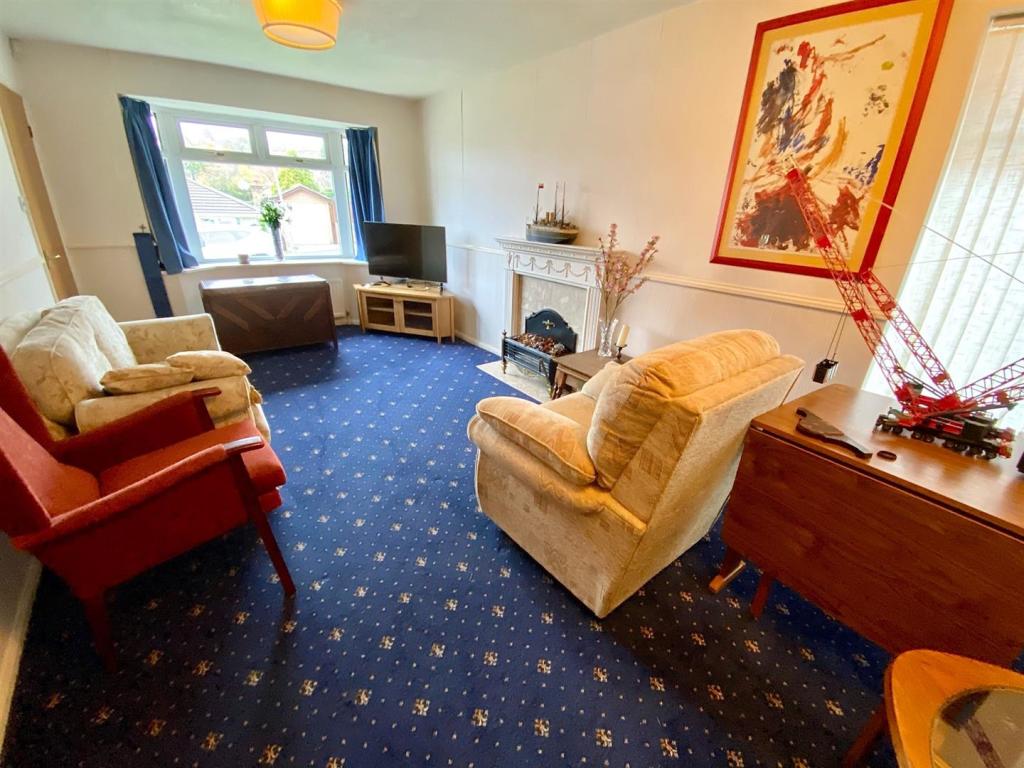 greenacres drive 32 lounge.jpg