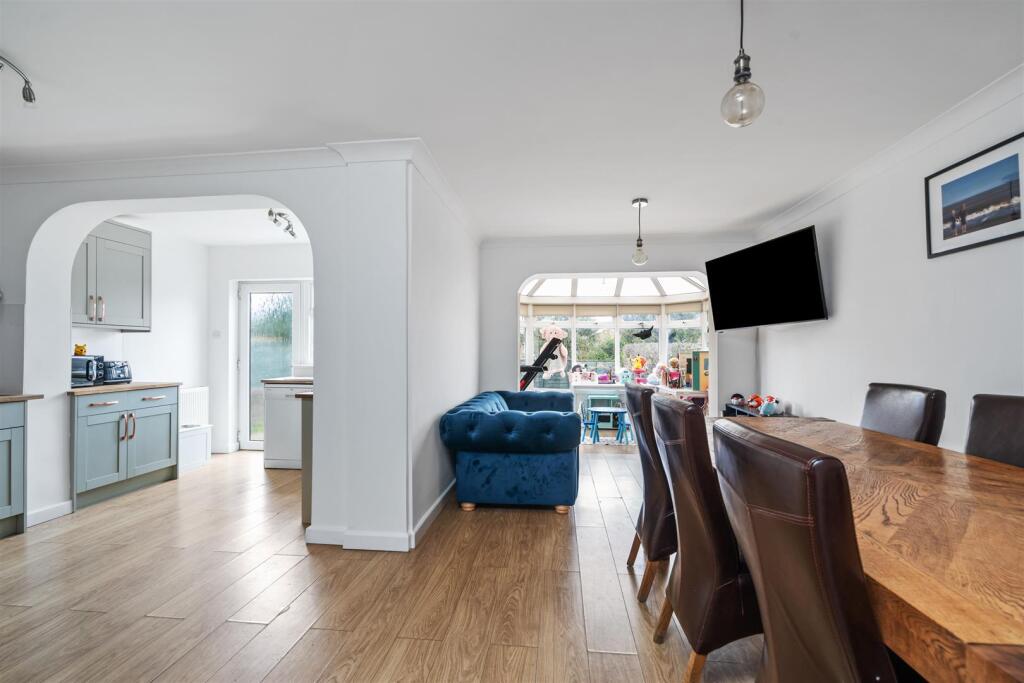 47 Chantry Heath Crescent_3.jpg