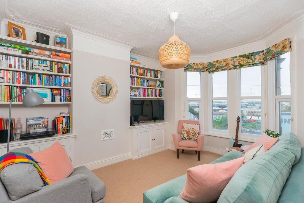 2B5R2BAV - Living Room D.jpg
