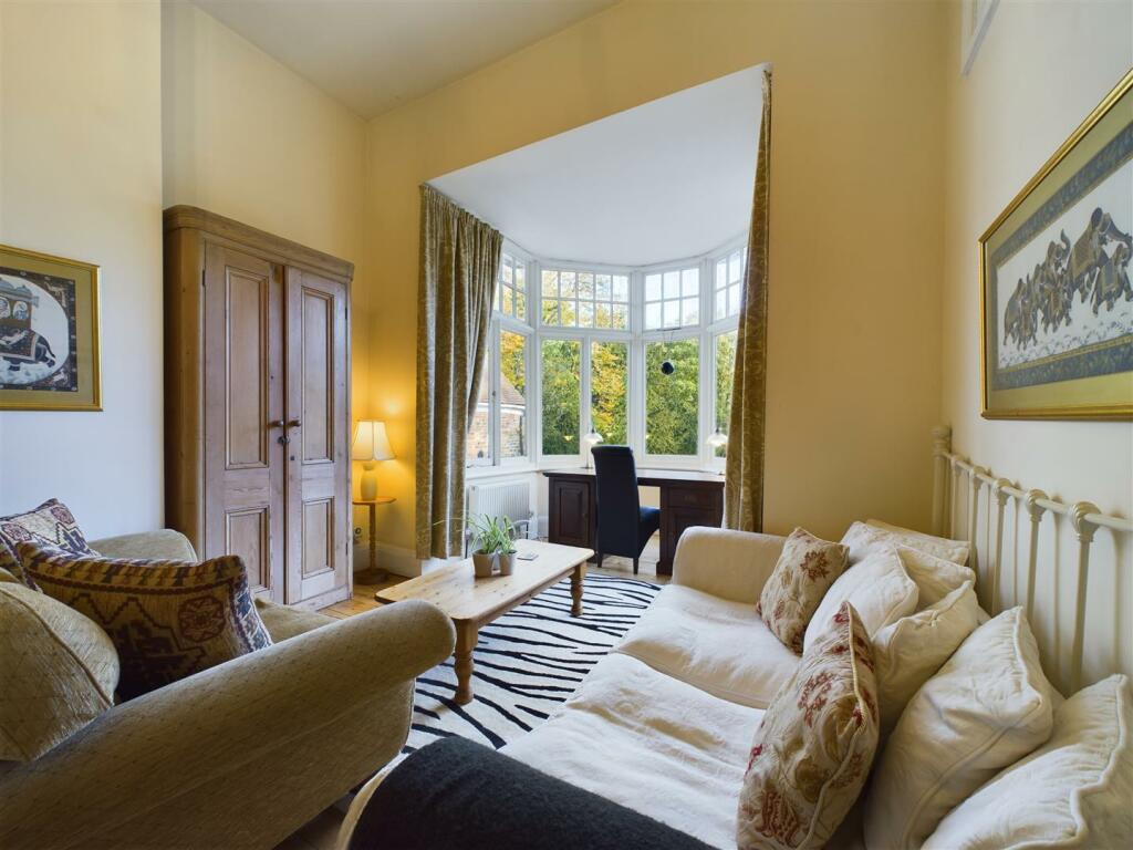 GALLERIED LANDING/ READING ROOM/OFFICE AREA