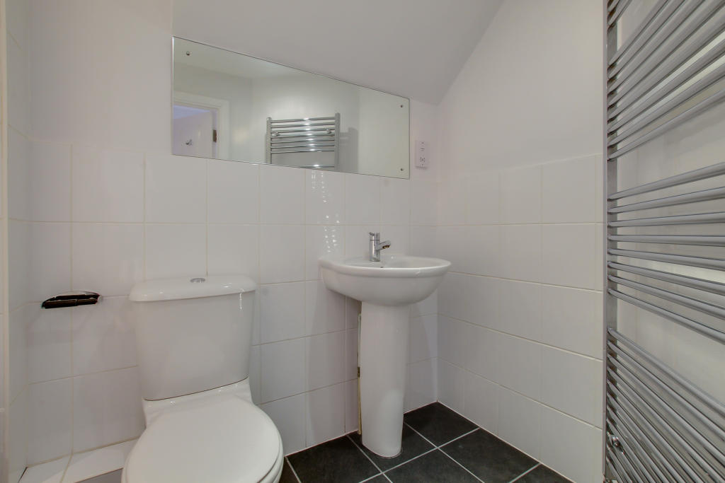 5.bathroom.jpg