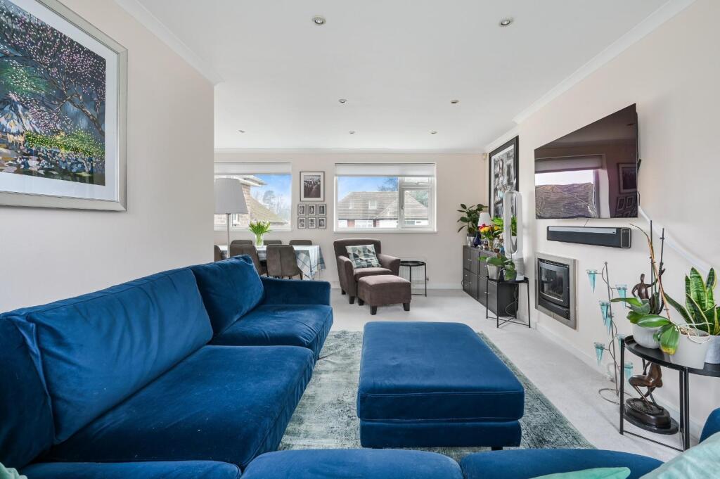 COURTLANDS CRESCENT (11).jpg