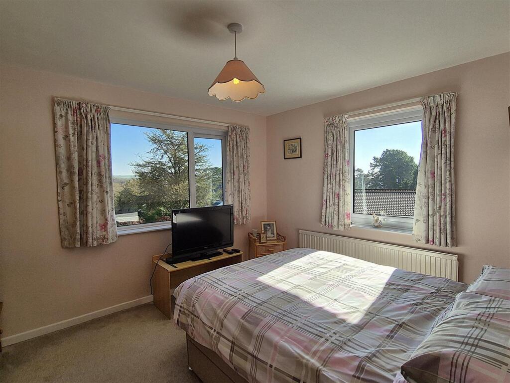 Bedroom 2 (3).jpg