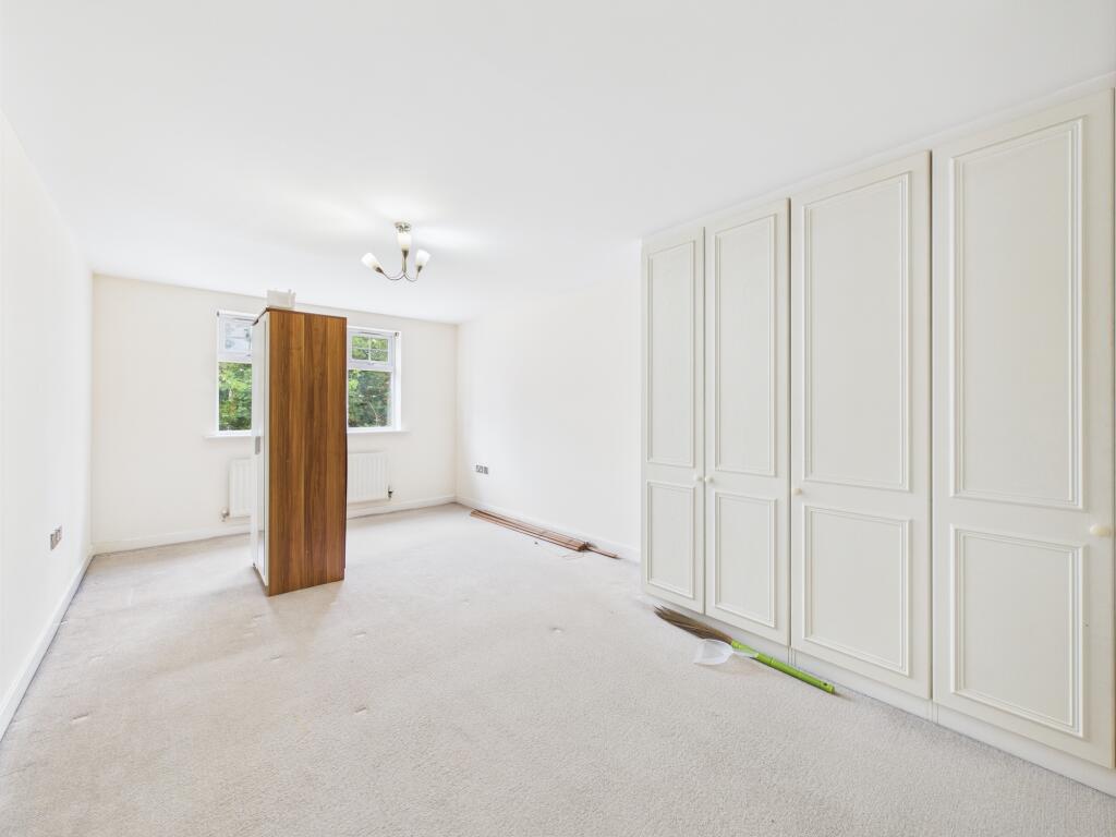 CAM04825G0-PR0122-STILL004