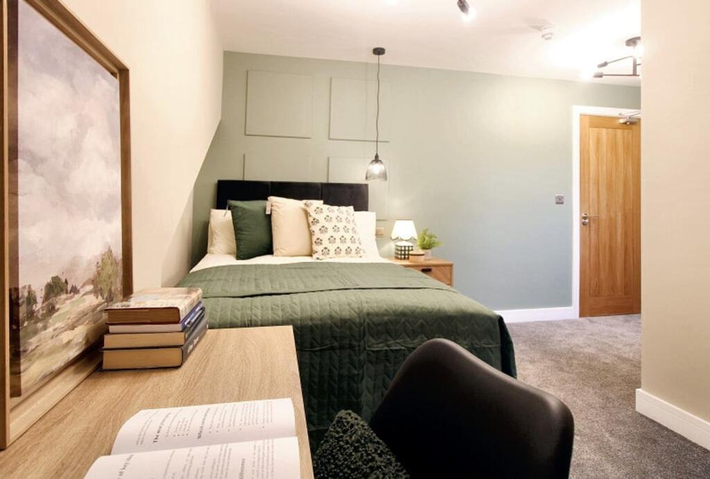 This cozy double bedroom offers a serene retrea...