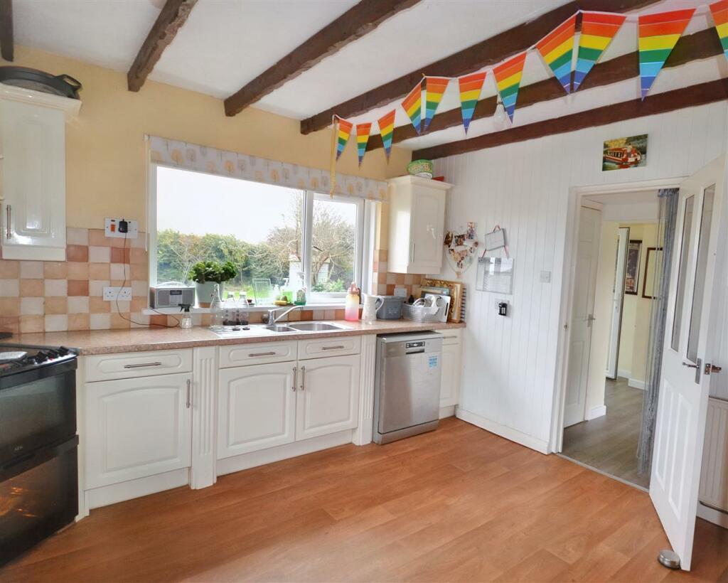 Kitchen 1.jpg