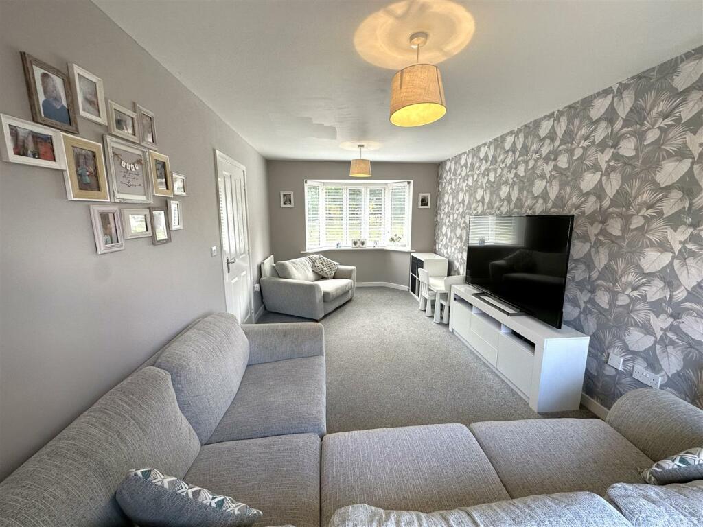 Bay-Fronted Living Room 566