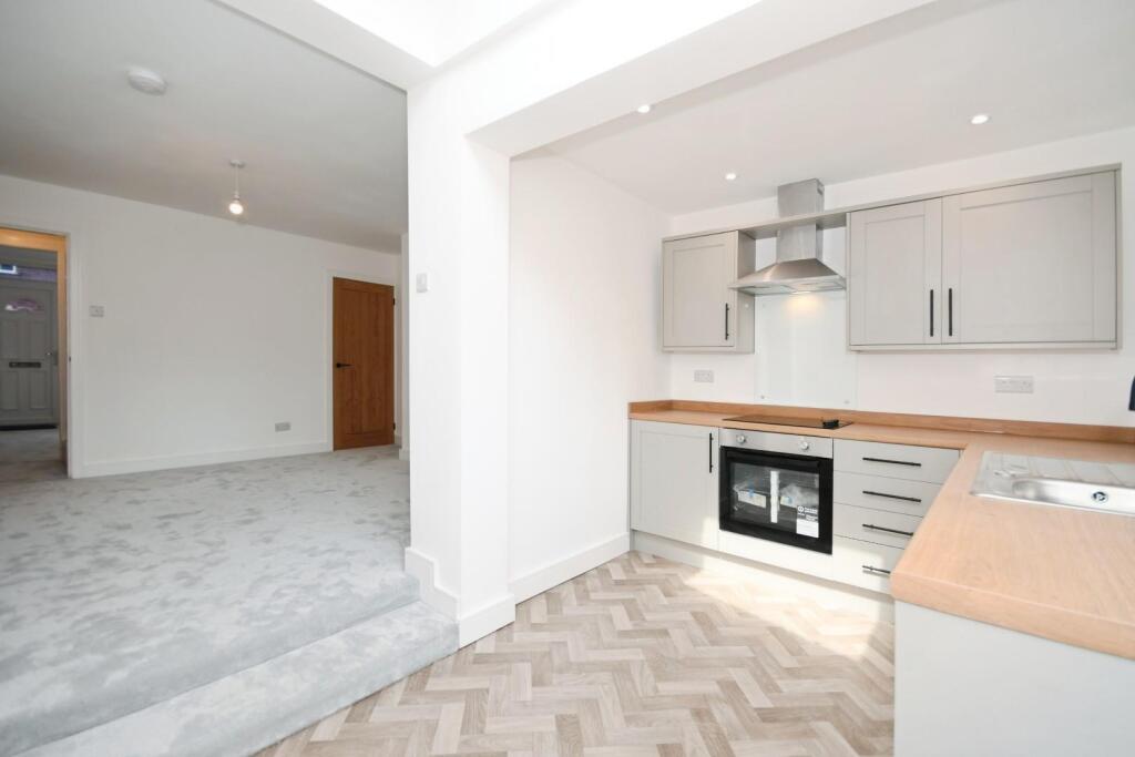 KITCHEN 02.jpg