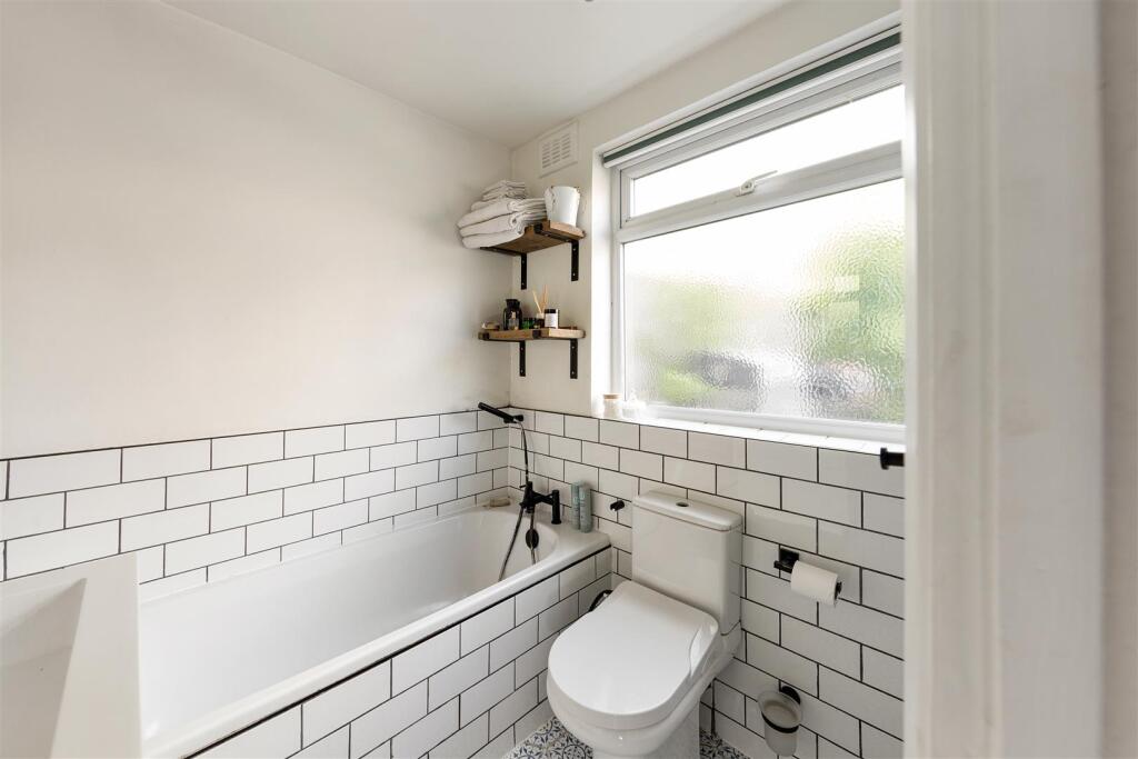 Lyndhurst Drive, E10