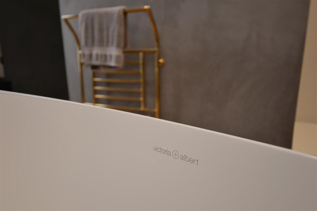 Apt 1 3-4 James Street - bed1es brand.jpg