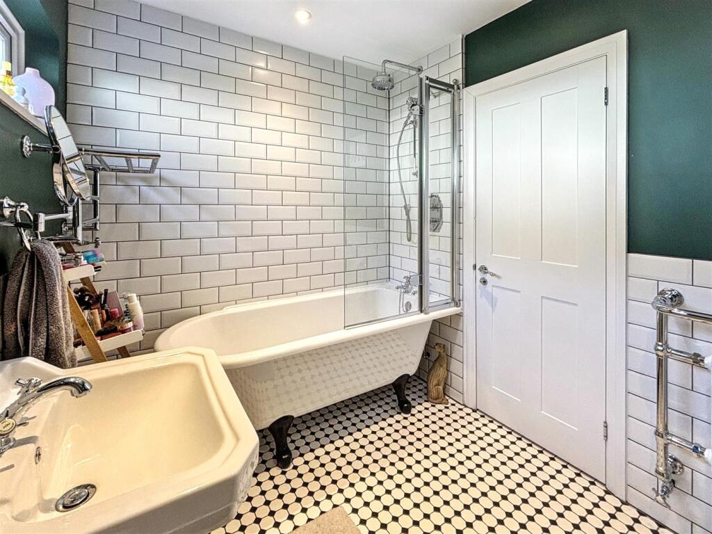 Bathroom 2.jpeg