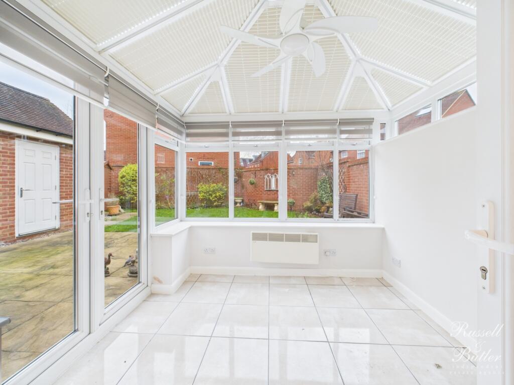 CAM02127G0-PR0366-STILL021