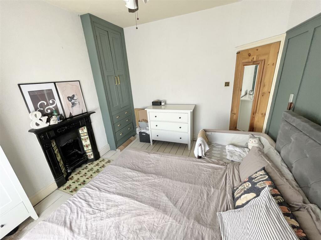 Bedroom 1 Aspect 2.jpg