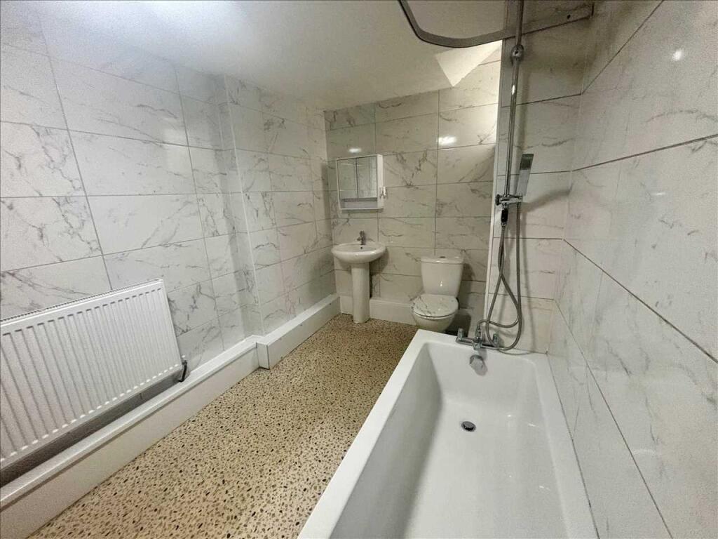 BATHROOM 2.54m (8'