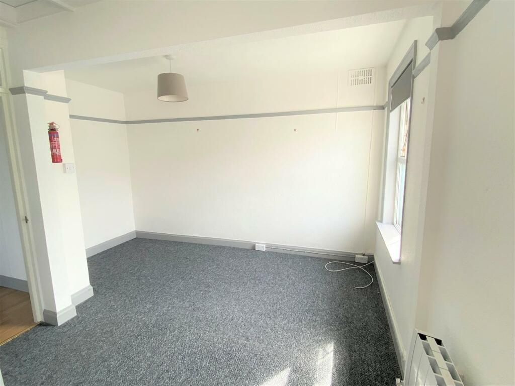 Flat 3, 35 Pentire Avenue Living/Bed Area