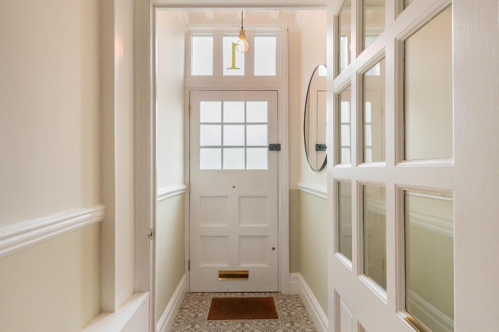 0R1TBN - Porch A.jpg