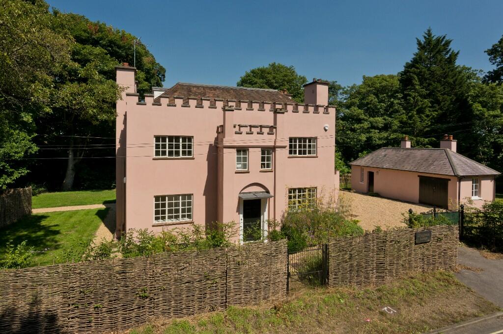 Blacknest Road, GU25