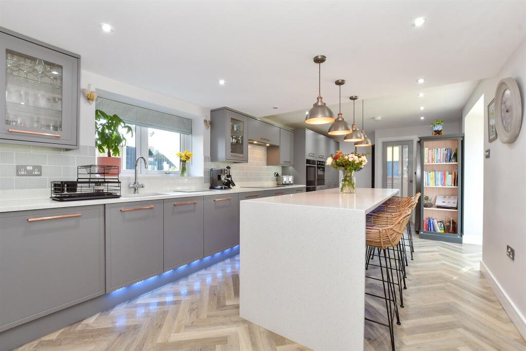 Kitchen/ Breakfast Room