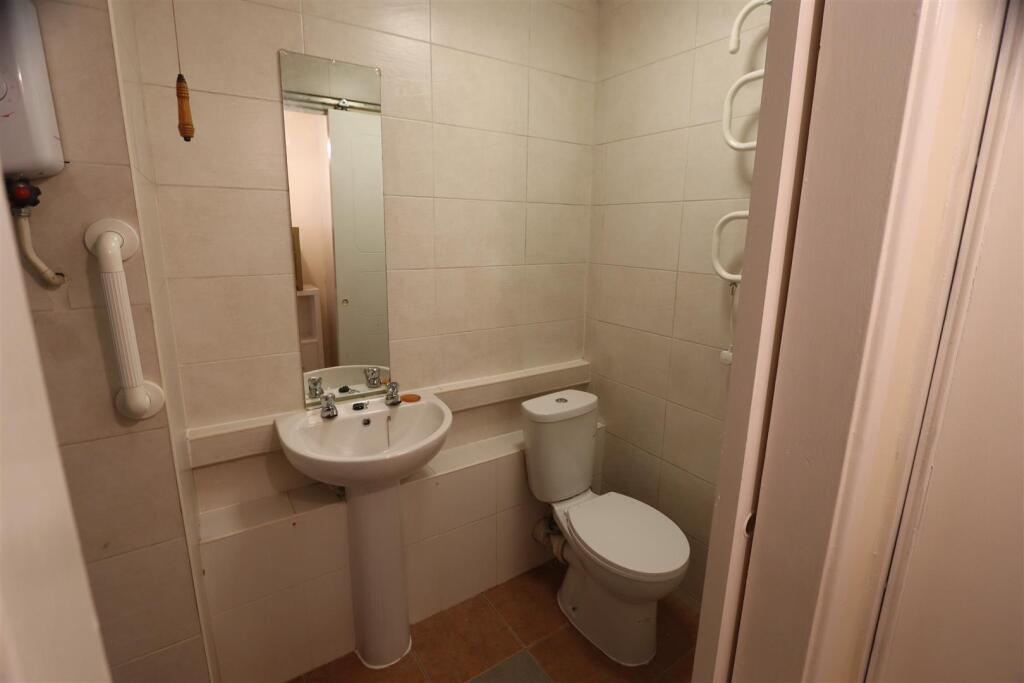 Bathroom..JPG