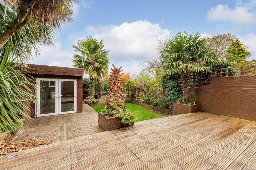 41 Oaklands Avenue, Isleworth TW7-22.jpg