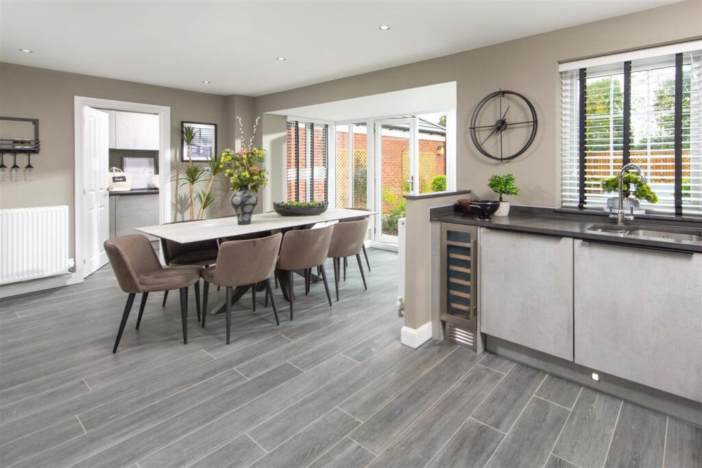 KITCHEN/ DINING AREA