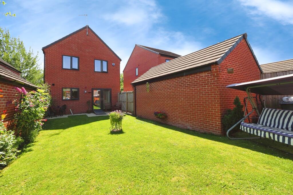 Very Pretty Rear Garden, Look at that Sun - Detached Grage