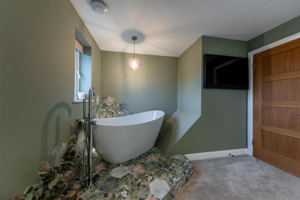 17 Elizabethan Way-026.jpg