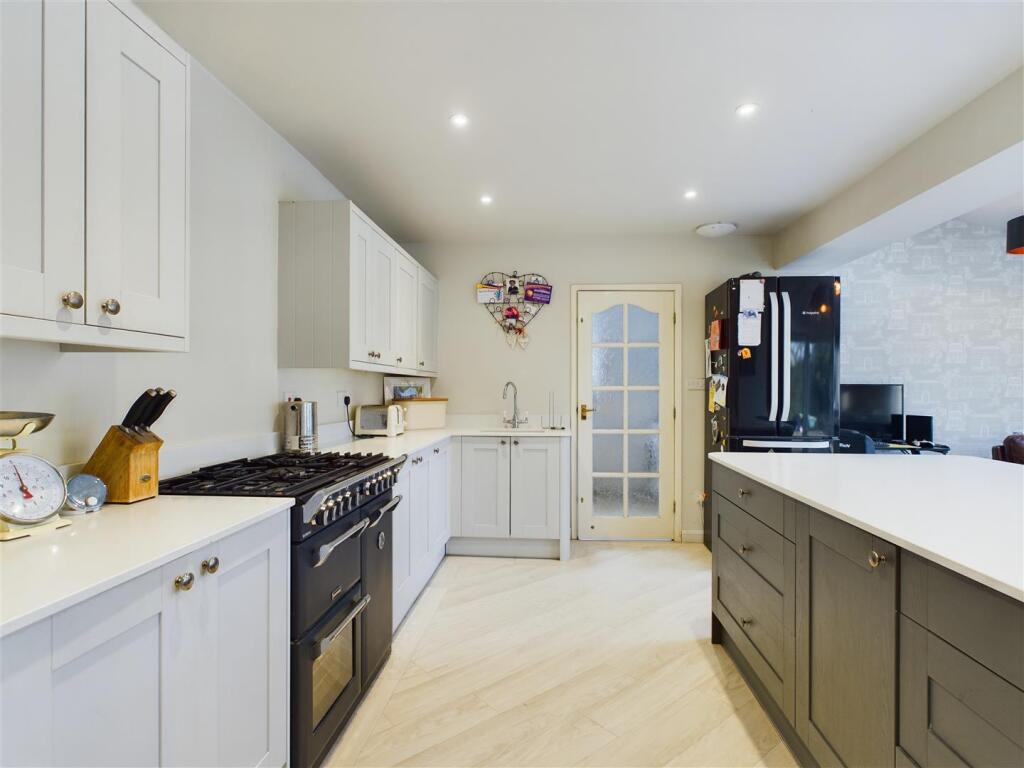 OPEN PLAN KITCHEN/ DINING ROOM