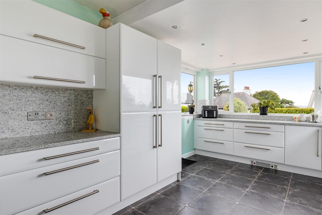 A14 - Ridgwood, Rock End Avenue - 250901.jpg