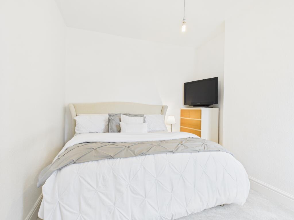 CAM03729G0-PR0166-STILL021