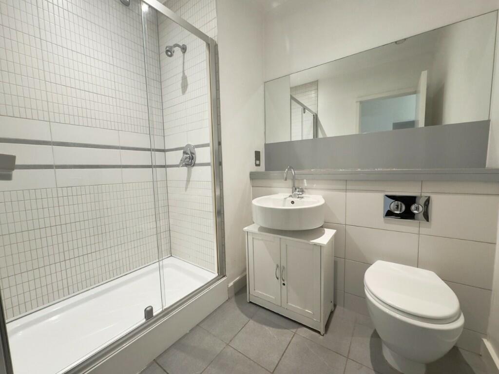 EN-SUITE BATHROOM 1